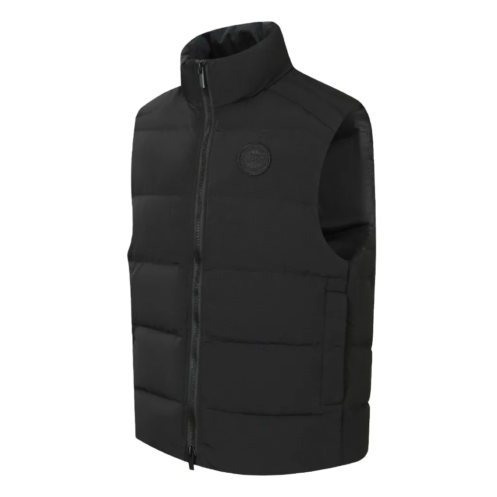 P710 [Exclusive supply] Canada Goose Black Label Badge Down Vest (Black) The high-quality filling is made of 90 national standard high-quality white duck down, selected high-loft velvet, weighing 160g, light and warm, with excellent temperature locking performance and good resilience. The fabric is made of high-quality protective nylon fabric, which not only enhances the wear resistance of the surface, but also takes into account wind resistance, ensuring excellent performance in various harsh weather conditions. Three-dimensional quilting technology and precise thread reinforcement prevent lint from being drilled and ensure that the fluffy and resilient elasticity lasts like new. The ribbon is woven with polyester as the base, and the brand letters are decorated on the ribbon through high-precision computer embroidery. The edges of the pattern are clear, the stitches are fine and even, and multiple layers of embroidery thread are stacked to enhance the three-dimensional effect. Size:S-M-L-XL